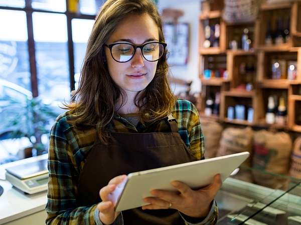 retailer-on-tablet-wearing-flannel-600x450